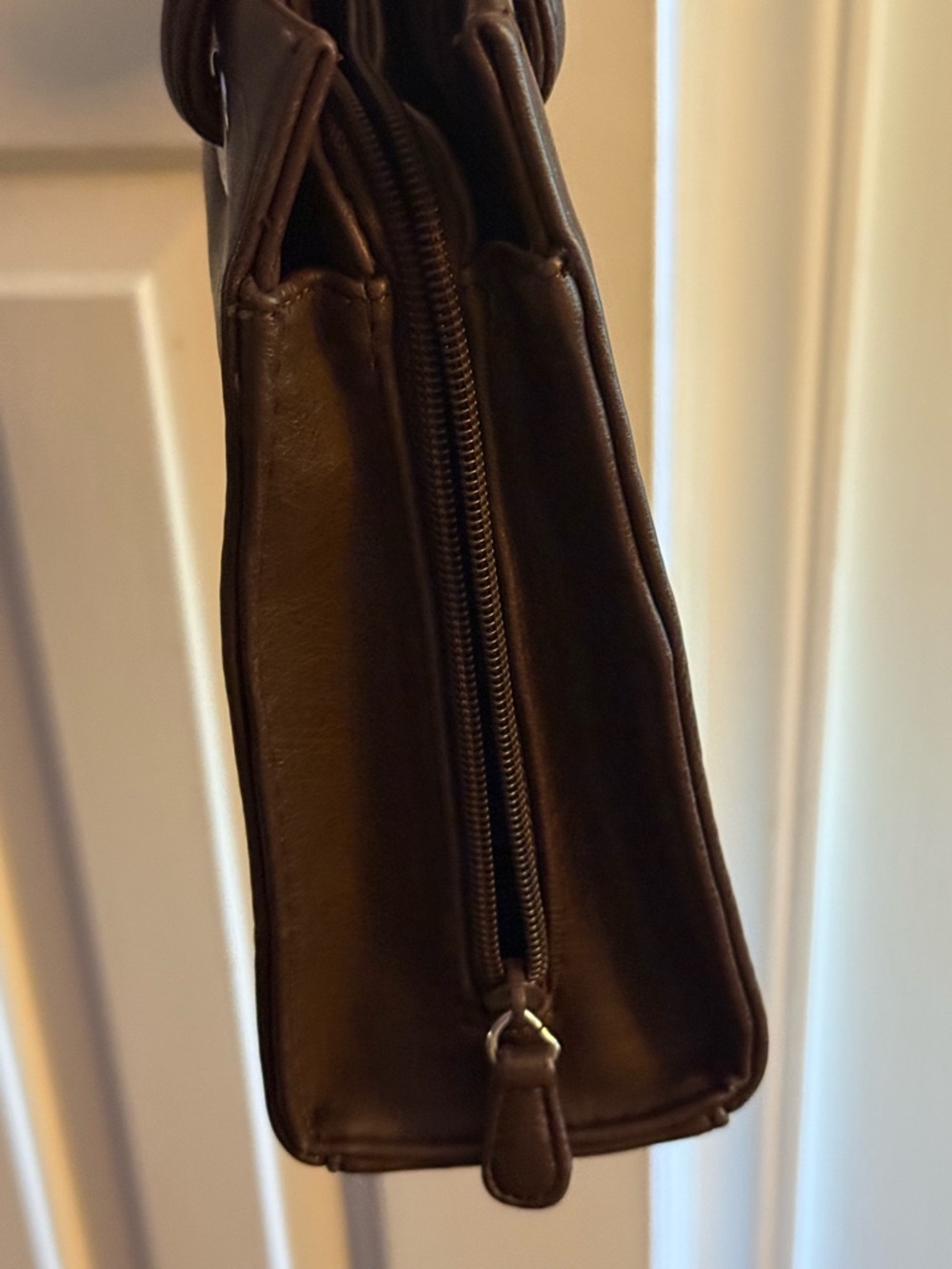 Sag Harbor Classic Brown Leather Shoulder Bag - Picture 3 of 5